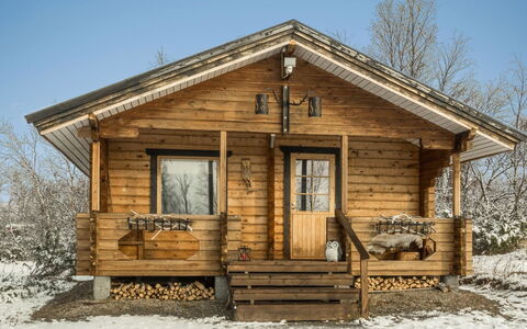 Pikkupöllö: Bâtiment, Bois, Maison, Siding, Chalet, Domicile, Toit, Cabane En Rondins, Porte, Cabanon