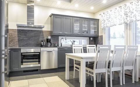 Karhu a: Meubles, Sol, Design Intérieur, Cuisine, Bois, Sol, Plafond, Parquet, Cabinetry, Comptoir