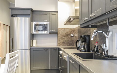 Karhu a: Appareil De Cuisine, Cuisine, Cabinetry, Comptoir, Meubles, Principaux Appliance, Design Intérieur, Électroménager, Sol, Bois