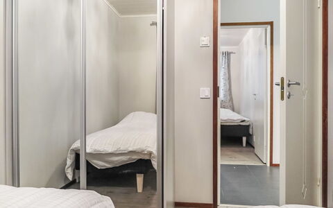 Karhu a: Sol, Sol, Bois, Design Intérieur, Lit, Chambre, Éclairage, Pièce, Meubles, Domicile