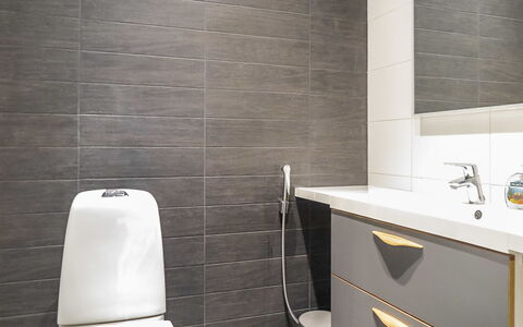 Karhu a: Sol, Sol, Mur, Siège De Toilette, Design Intérieur, Luminaire Plomberie, Toilette, Salle De Bains, Armoire De Toilette, Tuile