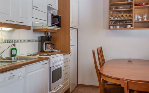 Peiponpesä B: Meubles, Cuisine, Comptoir, Appareil De Cuisine, Sol, Cabinetry, Principaux Appliance, Bois, Design Intérieur, Sol