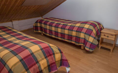 Peiponpesä B: Lit, Chambre, Sol, Sol, Literie, Drap De Lit, Bois, Meubles, Linge, Design Intérieur