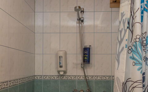 Peiponpesä B: Mur, Luminaire Plomberie, Salle De Bains, Design Intérieur, Plomberie, Sol, Robinet, Tete De Douche, Sol, Tuile