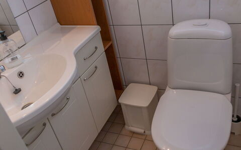 Peiponpesä B: Siège De Toilette, Salle De Bains, Lavabo, Luminaire Plomberie, Évier, Toilette, Robinet, Design Intérieur, Sol, Plomberie