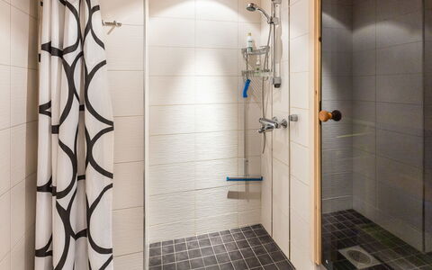 Ylläksen Sirppikuu 2: Sol, Luminaire Plomberie, Design Intérieur, Salle De Bains, Sol, Plomberie, Douche, Tete De Douche, Tuile, Panneau De Douche