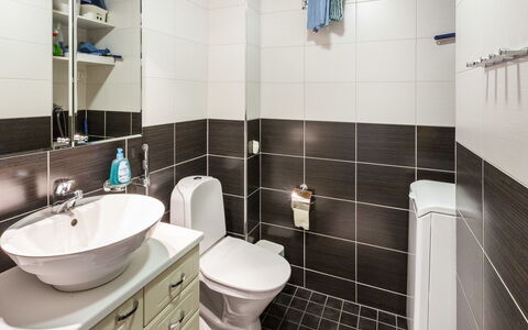 Ylläksen Sirppikuu 2: Luminaire Plomberie, Évier, Siège De Toilette, Design Intérieur, Salle De Bains, Toilette, Sol, Robinet, Lavabo, Sol