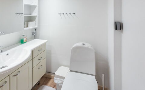 Ylläksen Sirppikuu 2: Luminaire Plomberie, Design Intérieur, Sol, Lavabo, Sol, Salle De Bains, Toilette, Siège De Toilette, Évier, Armoire De Toilette