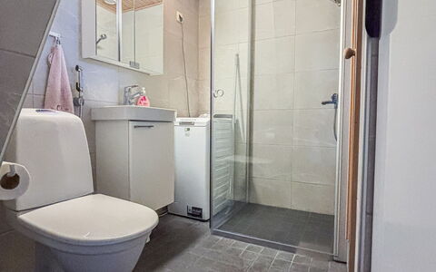 Lähikaltio 314: Siège De Toilette, Salle De Bains, Toilette, Luminaire Plomberie, Sol, Sol, Mur, Évier, Design Intérieur, Lavabo
