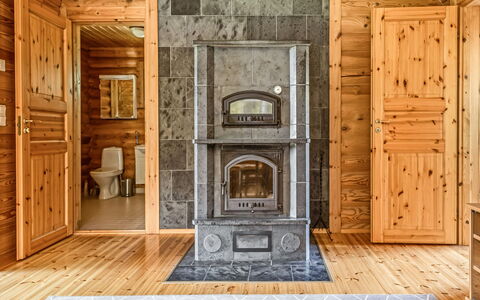 Marttalanmäki: Bois, Porte, Plafond, Dur, Tache De Bois, Cabane En Rondins, Planche, Foyer, Poêle À Bois, Parquet