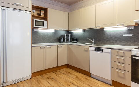 Tervakko: Appareil De Cuisine, Cuisine, Principaux Appliance, Cabinetry, Sol, Comptoir, Design Intérieur, Bois, Meubles, Sol