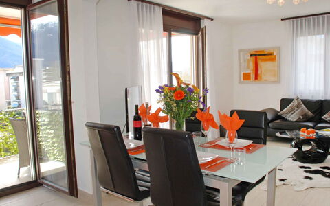 Saleggi Apt. 20: Pièce, Propriété, Salle À Manger, Design Intérieur, Meubles, Bâtiment, Orange, Table, Immobilier, Plafond