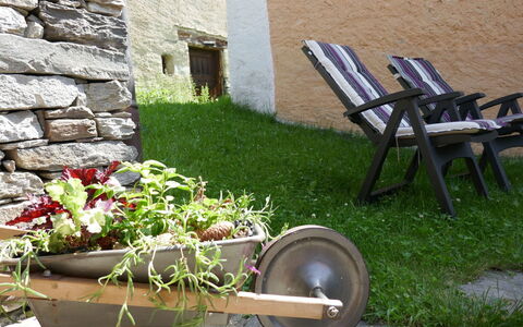 Rustico Cà Dru Lurenz: Roue, Mur, Véhicule, Herbe, Cour, Fleur, Plante