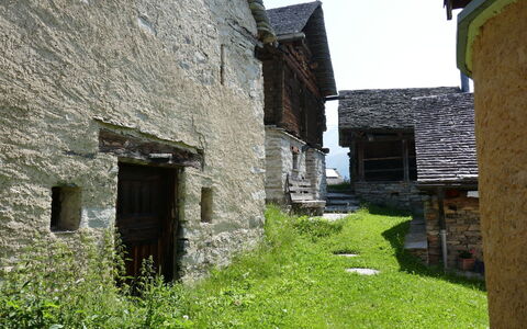 Rustico Cà Dru Lurenz: Propriété, Bâtiment, Ruines, Mur, Maison, Herbe, Zone Rurale, Fortification, Médiéval Architecture, Village