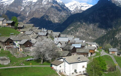 Rustico Cà Dru Lurenz: L'Eau, Ciel, Plante, Paysage Naturel, Terrain De Golf, Arbre, Végétation, Lot Terre, Montagnes