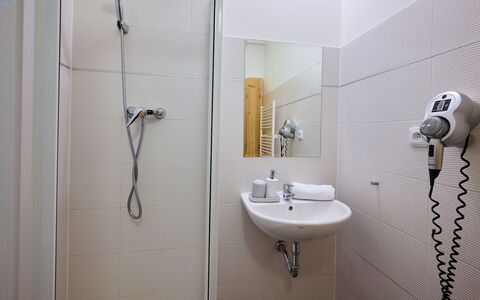 Harrachov: Mur, Luminaire Plomberie, Salle De Bains, Design Intérieur, Sol, Sol, Plomberie, Pièce, Évier, Douche
