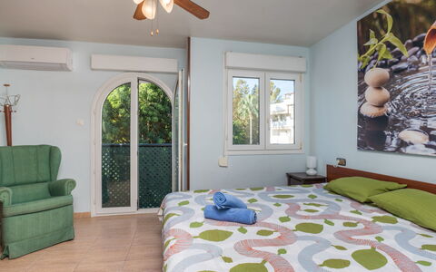 Atria: Ventilateur De Plafond, Chambre, Pièce, Lit, Meubles, Propriété, Drap De Lit, Cadre De Lit, Design Intérieur, Vert