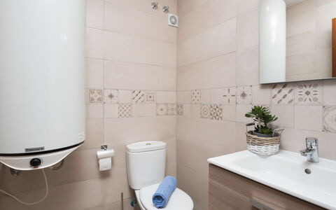 Atria: Salle De Bains, Propriété, Pièce, Tuile, Design Intérieur, Mur, Robinet, Architecture, Immobilier, Sol