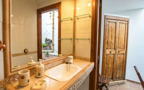 Lencant: Salle De Bains, Pièce, Propriété, Design Intérieur, Bâtiment, Armoire De Toilette, Meubles, Robinet, Évier, Luminaire Plomberie