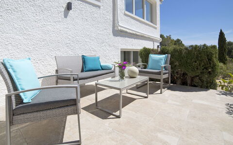 Nelli: Meubles, Fenêtre, Bâtiment, Ciel, Table, Ombre, Plante, Mobilier De Jardin, Surface De La Route, Design Intérieur