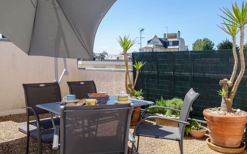 Ker Enclos: Plante, Ciel, Meubles, Table, Pot De Fleur, Plante D'Appartement, Mobilier De Jardin, Ombre, Chaise, Loisir
