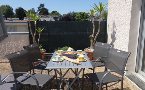 Ker Enclos: Table, Meubles, Ciel, Chaise, Tableau De Plein Air, Ombre, Plante, Mobilier De Jardin, Arbre, Pot De Fleur