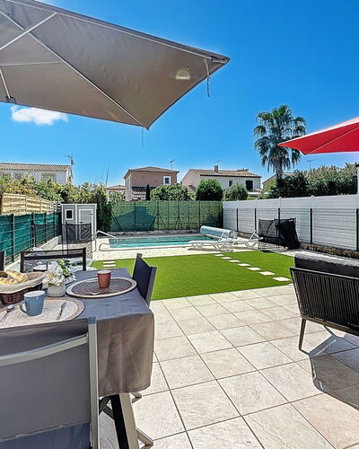 Les Lauriers: Zone Résidentielle, Mobilier De Jardin, Piscine, Composite, Ombre, Chaise, Jardin, Parapluie, Aménagement Paysager, Cour