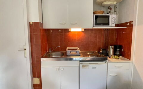 Le Cabestan: Cabinetry, Comptoir, Propriété, Appareil De Cuisine, Evier, Cuisinière, Bâtiment, Électroménager, Cuisine, Bois