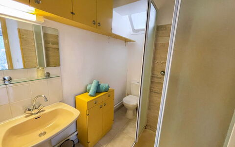 Le Cabestan: Miroir, Robinet, Évier, Luminaire Plomberie, Lavabo, Salle De Bains, Bâtiment, Sol, Plomberie, Sol
