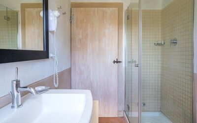 San Lorenzo-Leccino: Miroir, Luminaire Plomberie, Robinet, Propriété, Évier, Salle De Bains, Bâtiment, Mur