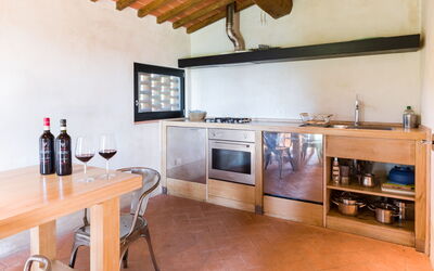 Vinsantaia-San Giovese: Meubles, Propriété, Cabinetry, Comptoir, Appareil De Cuisine, Cuisinière, Bois, Bouteille, Cuisine, Électroménager