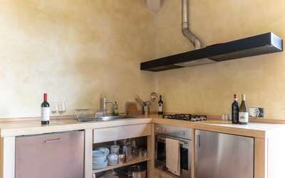 Moraiolo: Comptoir, Bois, Bouteille, Cuisine, Appareil De Cuisine, Sol, Électroménager, Tache De Bois, Dur, Sol