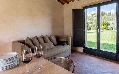 Vinsantaia-Trebbiano: Meubles, Table, Bois, Vaisselle, Confort, Canapé, Design Intérieur, Sol, Sol, Salon