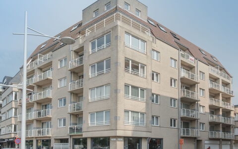 Strandhuis with Balcony: Bâtiment, Zone Résidentielle, Appartement, Architecture, Condominium, Propriété, Quartier, Usage Mixte, Établissements Humains, Zone Métropolitaine