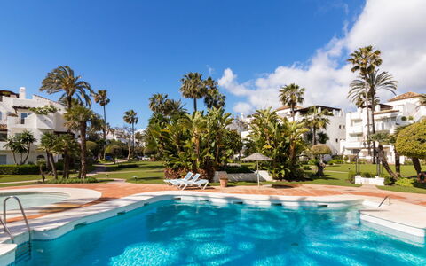 Alcazaba Beach: Piscine, Propriété, Recours, Immobilier, Bâtiment, Vacances, Maison, Loisir, Ciel, Domicile