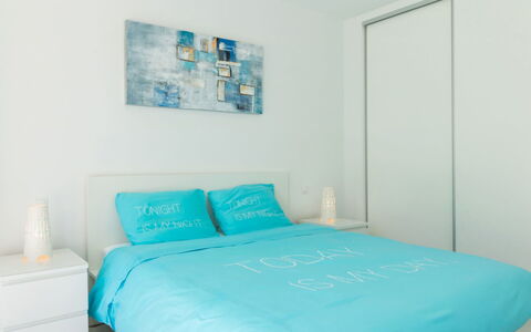 Alcazaba Beach: Chambre, Lit, Drap De Lit, Pièce, Meubles, Propriété, Bleu, Literie, Turquoise, Cadre De Lit
