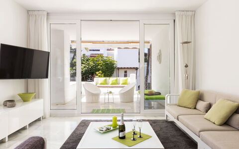 Alcazaba Beach: Salon, Pièce, Meubles, Design Intérieur, Blanc, Propriété, Vert, Table Basse, Maison, Table