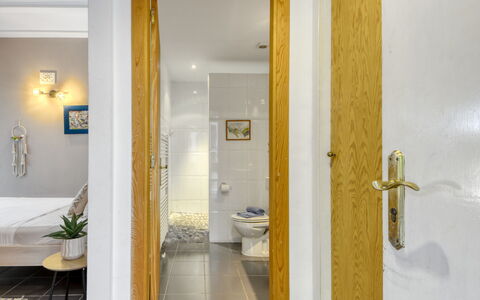 Ave de Paso: Luminaire Plomberie, Robinet, Bâtiment, Baignoire, Plante, Évier, Salle De Bains, Design Intérieur, Porte