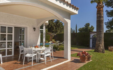 Serge: Domicile, Meubles, Maison, Zone Résidentielle, Chaise, Biens, Villa, Plante D'Appartement, Mobilier De Jardin, Jardin