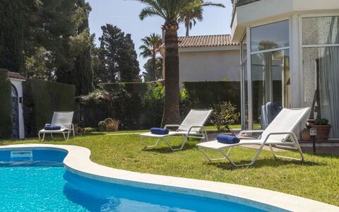 Serge: Piscine, Bleu, Recours, Zone Résidentielle, Mobilier De Jardin, Biens, Eco Hôtel, Aménagement Paysager, Hacienda, Ombre