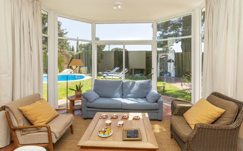 Serge: Meubles, Design Intérieur, Sol, Sol, Canapé, Plafond, Domicile, Chaise, Salon, Porte
