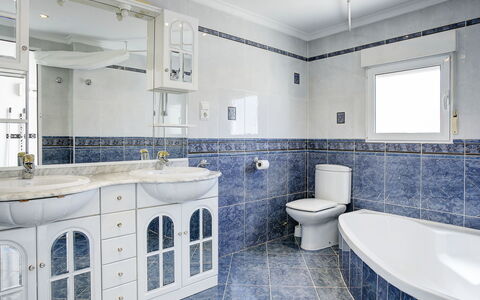 Las Estancias: Salle De Bains, Propriété, Pièce, Tuile, Design Intérieur, Bâtiment, Architecture, Immobilier, Maison, Sol