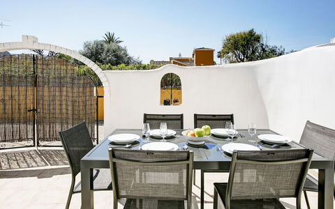 Las Estancias: Propriété, Table, Pièce, Meubles, Bâtiment, Maison, Immobilier, Design Intérieur, Balcon, Architecture