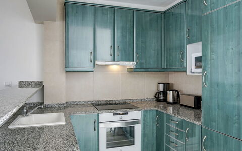 Las Estancias: Comptoir, Pièce, Propriété, Cabinetry, Cuisine, Meubles, Turquoise, Design Intérieur, Tuile, Bâtiment