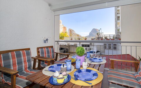 Europa i: Table, Meubles, Propriété, Canapé, Vaisselle, Chaise, Plante, Design Intérieur, Bois, Mobilier De Jardin