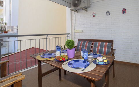 Europa i: Table, Meubles, Bois, Design Intérieur, Bâtiment, Sol, Sol, Immobilier, Dur, Mobilier De Jardin