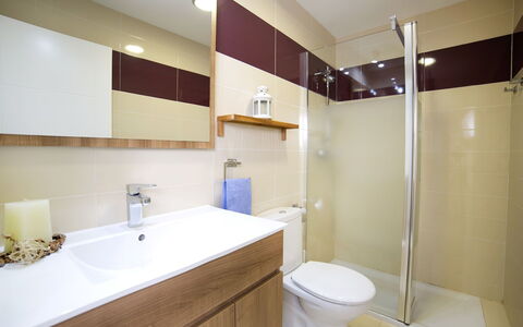 Europa i: Salle De Bains, Propriété, Pièce, Design Intérieur, Architecture, Bâtiment, Immobilier, Maison, Plafond, Luminaire Plomberie