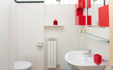 Apartment Zero - Diano Marina: Salle De Bains, Pièce, Propriété, Rouge, Luminaire Plomberie, Toilette, Robinet, Design Intérieur, Accessoire Salle De Bain, Mur