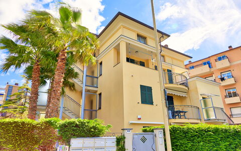 Apartment Zero - Diano Marina: Propriété, Maison, Zone Résidentielle, Domicile, Bâtiment, Immobilier, Architecture, Quartier, Appartement, Jaune