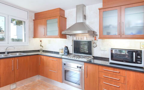Dorian: Comptoir, Propriété, Pièce, Cabinetry, Cuisine, Meubles, Bâtiment, Cuisinière, Maison, Immobilier